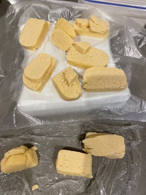 Divida el peso por diez y corte diez trozos pequeños de mantequilla de igual peso. Lo mejor es colocar la masa de mantequilla sobre un cubo de hielo grande, ya que será difícil separarla una vez que se ablande. También puedes volver a meter las rodajas en el frigorífico y sacarlas mientras las utilizas.