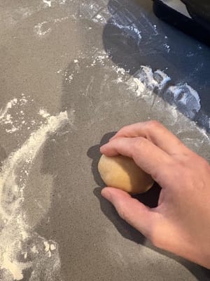 Luego, haga una bola con la masa.