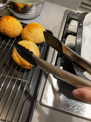 Al sacarlas del horno, pasarlas a la rejilla lo antes posible para evitar que el vapor las humedezca.