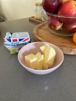 Primero, saca la mantequilla y mide la mantequilla para los bollos dulces (25 gramos) y la cáscara de piña (65 gramos). Cortar en trozos pequeños para permitir que la mantequilla se ablande rápidamente.