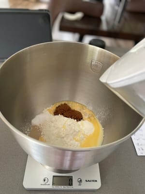 Pondré el recipiente grande de la licuadora sobre la balanza y luego agregaré los distintos ingredientes. Esto puede ahorrar tiempo, pero si te preocupa agregar demasiado accidentalmente, te sugiero medir primero los ingredientes y luego verterlos en el plato.
