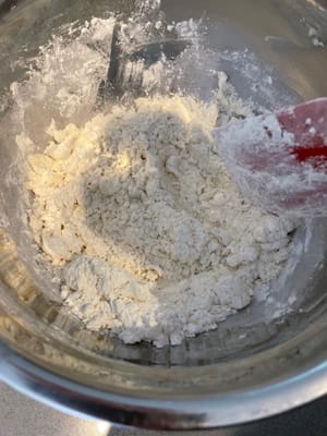 Mezclar todos los polvos con la mantequilla.