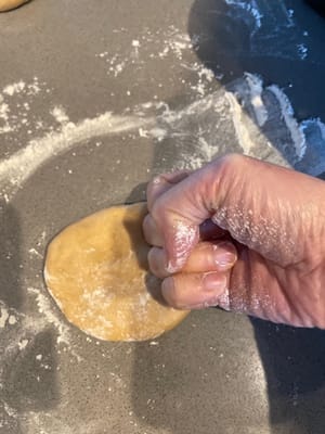 Después de que la masa haya reposado quince minutos, aplánala sobre una superficie de trabajo enharinada y bátela con el dorso de la mano para sacar el aire de la masa.