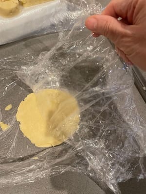 Luego de presionar, retiramos la envoltura plástica y sacamos la piel de mantequilla, que es la piel de la piña.