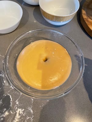 Si la masa se expande al doble de su tamaño y no rebota al insertar el dedo, la fermentación está completa.