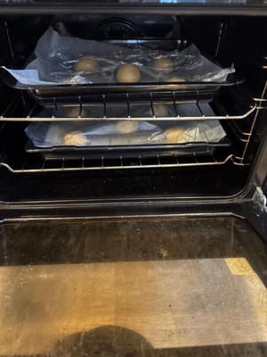 Si la temperatura ambiente no es alta, puedes colocarlo en un horno a unos 30 grados para la fermentación. Esta fermentación dura unos 45 minutos.