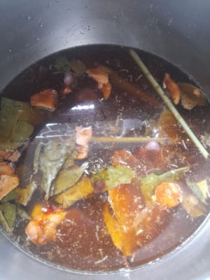 将所有食材放入锅中（月桂叶、香茅碎、甜酱油、红糖、细磨的红葱头和蒜末、芫荽碎、胡椒粉、高良姜、姜碎、盐、高汤粉和鸡蛋），加入1升水，水量没过所有鸡蛋。然后盖上锅盖。