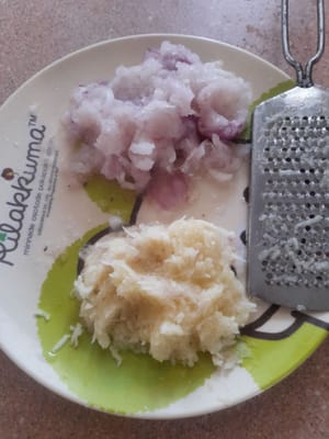 Bawang merah dan bawang putih yang sudah dihaluskan