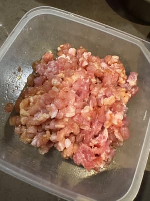 faire mariner avec un peu de sauce soja, un peu de sel et un peu de fécule de maïs pendant une demi-heure