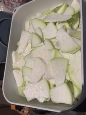 éplucher et trancher la courge