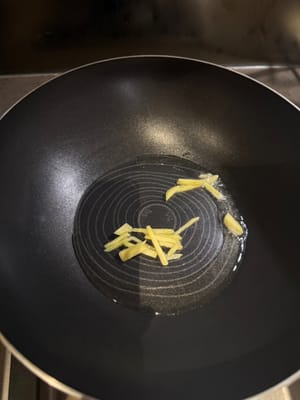 Ajoutez un peu d'huile et du gingembre râpé et faites revenir pendant une minute