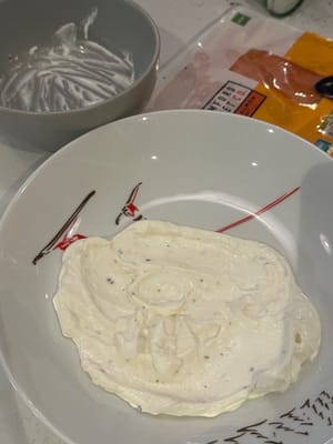 将混合物放入盘子中