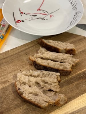 将您选择的面包放入预热至 220ºC 的烤箱中加热 5 分钟或直至烤熟