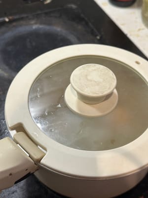 将鸡蛋煮 4 分钟，直到蛋白凝固