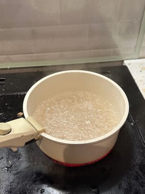 将 500 毫升水煮沸，用于煮荷包蛋