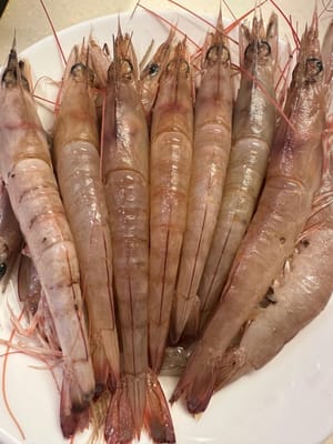 먼저 새우의 머리와 껍질, 그리고 내장을 제거합니다.