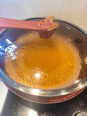 끓는 물 위에 올려 5분간 쪄주세요.