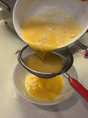 달걀을 휘저은 후, 무게 기준으로 달걀 양의 1.5배에 해당하는 물을 넣습니다 (예: 달걀 대 물 비율 1:1.5). 그리고 거품을 걸러냅니다.