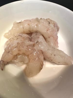 먼저 새우의 머리와 껍질, 그리고 내장을 제거합니다.