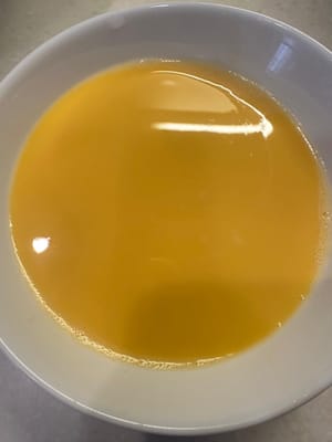 달걀을 휘저은 후, 무게 기준으로 달걀 양의 1.5배에 해당하는 물을 넣습니다 (예: 달걀 대 물 비율 1:1.5). 그리고 거품을 걸러냅니다.