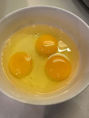 달걀을 휘저은 후, 무게 기준으로 달걀 양의 1.5배에 해당하는 물을 넣습니다 (예: 달걀 대 물 비율 1:1.5). 그리고 거품을 걸러냅니다.