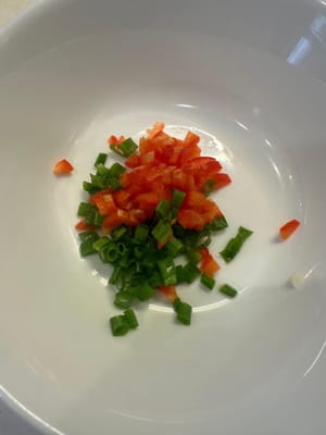 마지막으로, 다진 빨간 피망과 파에 뜨거운 기름을 부어 향이 날 때까지 볶습니다. 그 후 간장을 넣고 섞어줍니다.