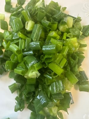 파를 작게 또는 여러 조각으로 자릅니다.