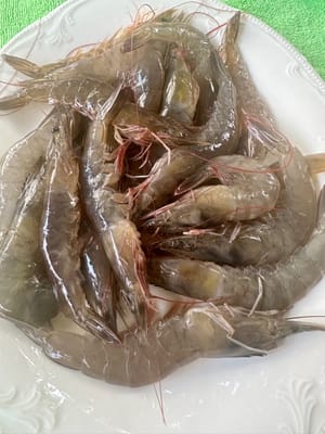 새우를 손질합니다.