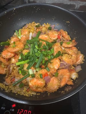 새우를 넣고 1분간 재빨리 볶다가 다진 파를 뿌려주세요.