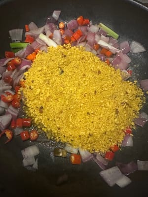 태풍 대피소 스타일 볶음 양념을 넣고 약한 불에서 몇 초간 빠르게 볶아주세요.