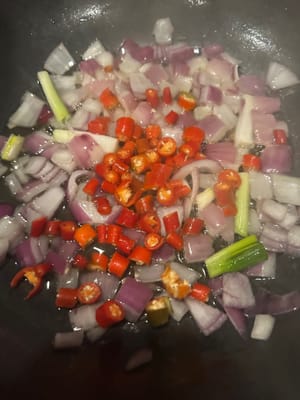 팬에 기름을 약간 두르고 양파와 빨간 피망을 넣어 향이 날 때까지 볶습니다.