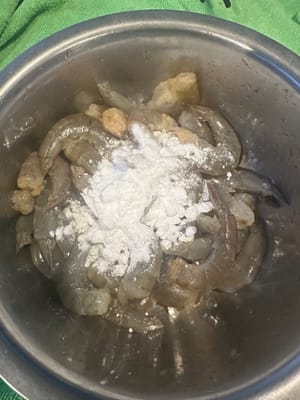 양념에 재운 새우에 전분을 골고루 묻힌 후 조리할 준비를 합니다.