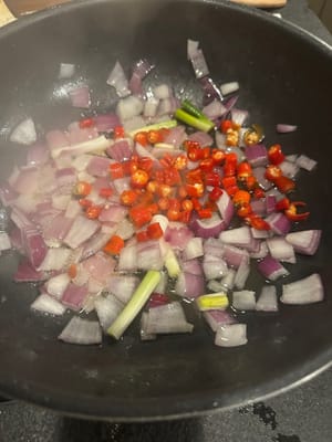 팬에 기름을 약간 두르고 양파와 빨간 피망을 넣어 향이 날 때까지 볶습니다.