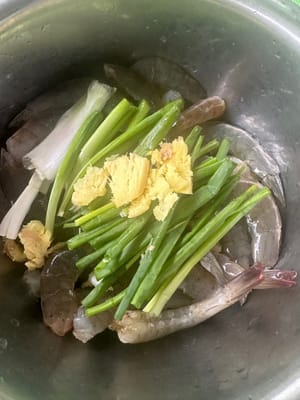 새우를 준비하고, 요리용 술 1큰술, 생강, 파, 소금 약간, 전분을 넣고 잘 섞어 10분간 재워둡니다. 그런 다음 생강과 파를 건져냅니다.