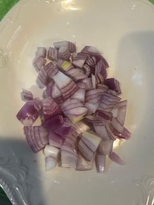 양파를 작게 다지세요.