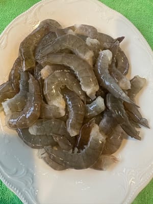 새우 손질: 새우의 수염과 주둥이를 다듬고, 등 쪽을 따라 칼집을 내어 내장을 제거합니다.