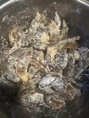 양념에 재운 새우에 전분을 골고루 묻힌 후 조리할 준비를 합니다.