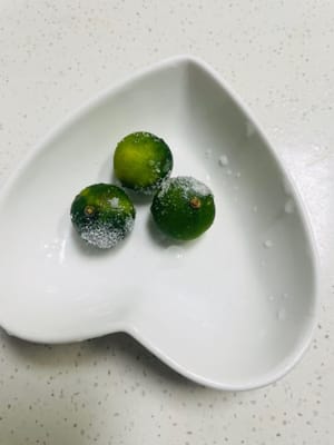 cuci bersih xiaoqing dengan garam, potong menjadi dua bagian, peras air lemon, sisakan sedikit ampasnya untuk menambah rasa, lalu taruh dalam mangkuk.