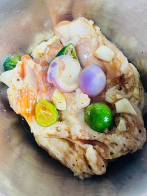 Masukkan leher babi ke dalam bumbu rendaman dan pijat dengan tangan selama beberapa menit agar bumbu meresap sepenuhnya ke dalam daging. Tutup rapat dan masukkan ke dalam lemari es untuk direndam selama 4-6 jam, atau semalaman (semakin lama waktu perendaman, semakin nikmat rasanya).