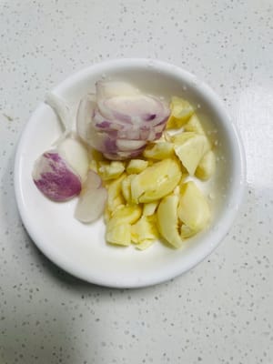 cincang bawang bombay dan bawang putih, sisihkan.
