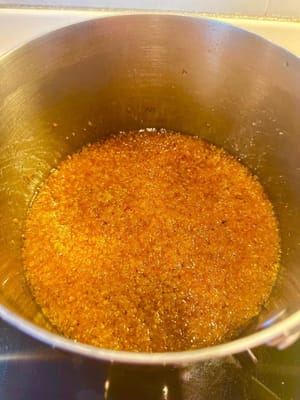 Después de 20 minutos, vuelva a agregar el osmanthus a la olla. Deje que el jarabe de miel se enfríe por completo.