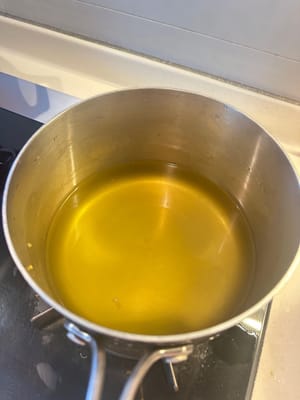 Después, filtra el osmanto y vuelve a verter el agua en la olla. Reserva el osmanto para más tarde.