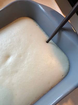 Para comprobar si el pastel de arroz está bien cocido, se puede pinchar con un palillo. Si no se pega nada, está listo.