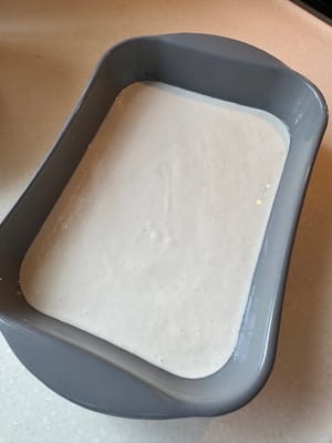 Vierta la masa y elimine las pequeñas burbujas de aire.