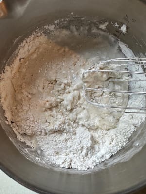 Comienza agregando todos los ingredientes húmedos a los secos y mezcla con un batidor.