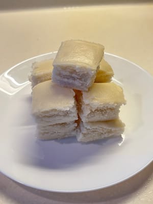 Finalmente, corte las tortitas de arroz en trozos y rocíelas con miel de osmanto casera. ¡Sírvalas y disfrútelas calientes!