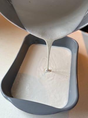 Vierta la masa y elimine las pequeñas burbujas de aire.