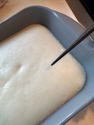 Para comprobar si el pastel de arroz está bien cocido, se puede pinchar con un palillo. Si no se pega nada, está listo.