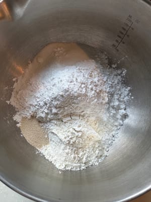 Comienza agregando todos los ingredientes húmedos a los secos y mezcla con un batidor.