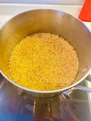 Hervir 600 g de agua y apagar el fuego. Agregar el osmanto lavado. Dejar reposar en la olla durante 10 minutos.